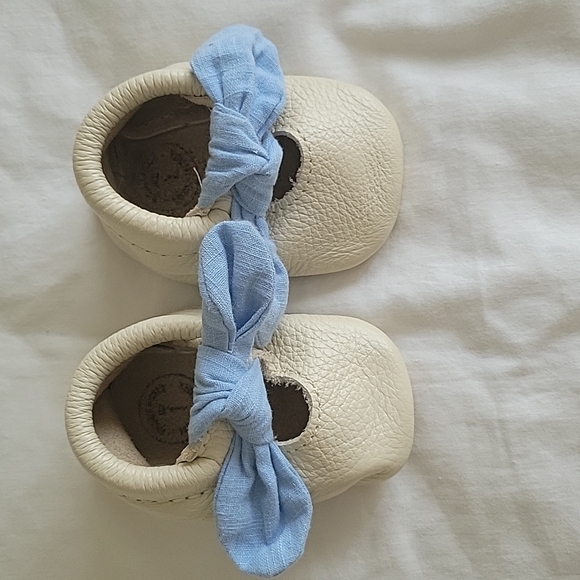 Freshly Picked Blue Bow Leather Moccasins - Picture 2 of 7